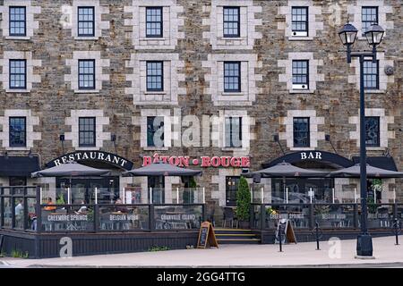 Halifax, Canada - le 23 août 2019 : les anciens bâtiments historiques d'entrepôt en pierre de la région portuaire ont été convertis en restaurants et en attractions touristiques Banque D'Images