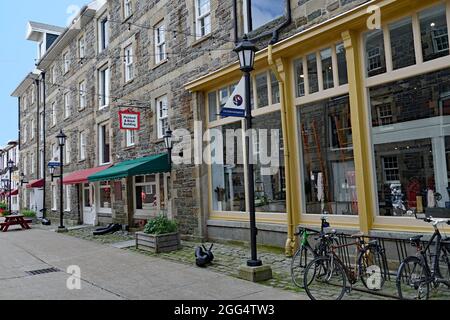 Halifax, Canada - le 23 août 2019 : les anciens bâtiments historiques d'entrepôt en pierre de la région portuaire ont été convertis en restaurants et en attractions touristiques Banque D'Images