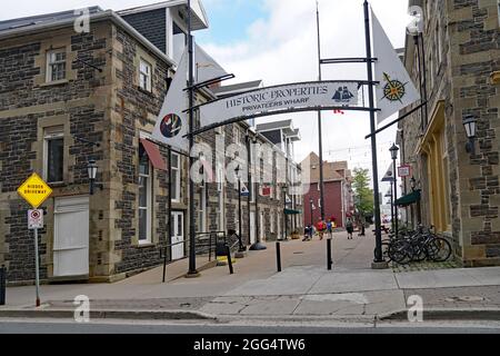 Halifax, Canada - le 23 août 2019 : les anciens bâtiments historiques d'entrepôt en pierre de la région portuaire ont été convertis en restaurants et en attractions touristiques Banque D'Images