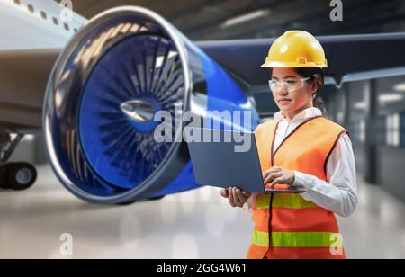 Ingénieur asiatique ou technicien en avion dans un hangar Banque D'Images