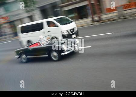 Tokio, Japon. 29 août 2021. Jeux paralympiques : une voiture traverse le centre-ville sur une route surélevée. Credit: Marcus Brandt/dpa/Alay Live News Banque D'Images