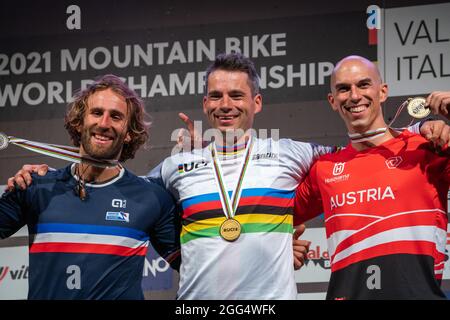 Podium de la mens pendant la quatre Croix (4X), 1ère place Tomas SLAVIK de la République tchèque, 2ème place Adrien LORON de France, 3ème place Hannes SLAVIK de l'Autriche, 2021 Championnats du monde MTB, course de vélo de montagne le 27 août 2021 à Val Di Sole, Italie - photo Olly Bowman / DPPI Banque D'Images