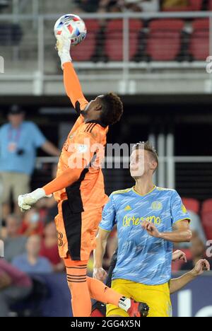 Washington, États-Unis. 28 août 2021. Andre Blake, gardien de but de l'Union de Philadelphie (18), atteint pour un coup de pied gratuit de D.C. United sur le défenseur de l'Union de Philadelphie Jack Elliott (3) dans la seconde moitié à Audi Field à Washington, DC, le samedi 28 août 2021. United défait l'Union, 3-1. (Photo par Chuck Myers/Sipa USA) crédit: SIPA USA/Alay Live News Banque D'Images