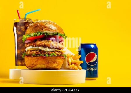 UKRAINE, KIEV - 24 AOÛT 2021 : gros hamburger avec poulet, côtelettes, frites et Pepsi cola Banque D'Images