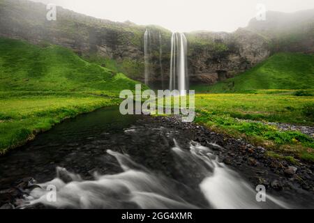 Célèbre Seljalandsfoss un matin brumeux. Banque D'Images