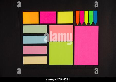 Petites feuilles de papier de couleur à écrire sur les notes Banque D'Images