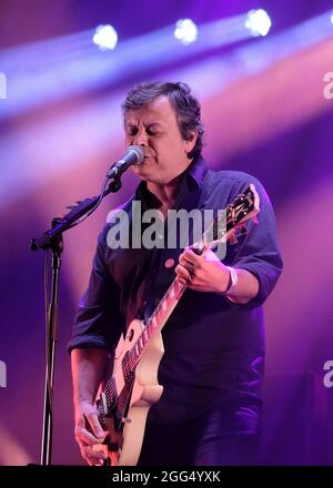 Portsmouth, Royaume-Uni. 28 août 2021. James Dean Bradfield, auteur-compositeur gallois et producteur de disques, et guitariste principal avec le groupe de rock alternatif gallois The Manic Street Preachers jouant en direct sur scène au Victorious Festival. (Photo par Dawn Fletcher-Park/SOPA Images/Sipa USA) crédit: SIPA USA/Alay Live News Banque D'Images