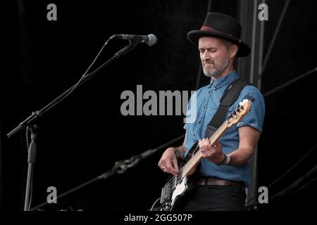 Portsmouth, Royaume-Uni. 28 août 2021. Steve Gordon, guitariste de basse avec le groupe électronique anglais Morcheeba, qui joue en direct sur scène au Victorious Festival. Crédit : SOPA Images Limited/Alamy Live News Banque D'Images