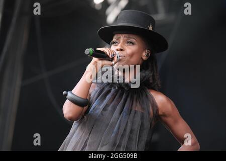 Portsmouth, Royaume-Uni. 28 août 2021. Shirley Klaris Yonavieve 'kye' Edwards, chanteuse et chanteuse avec le groupe électronique anglais Morcheeba, se présentant en direct sur scène au Victorious Festival. Crédit : SOPA Images Limited/Alamy Live News Banque D'Images