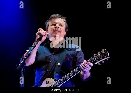 Portsmouth, Royaume-Uni. 28 août 2021. James Dean Bradfield, auteur-compositeur gallois et producteur de disques, et guitariste principal avec le groupe de rock alternatif gallois The Manic Street Preachers jouant en direct sur scène au Victorious Festival. Crédit : SOPA Images Limited/Alamy Live News Banque D'Images