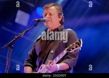 Portsmouth, Royaume-Uni. 28 août 2021. James Dean Bradfield, auteur-compositeur gallois et producteur de disques, et guitariste principal avec le groupe de rock alternatif gallois The Manic Street Preachers jouant en direct sur scène au Victorious Festival. Crédit : SOPA Images Limited/Alamy Live News Banque D'Images