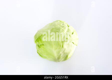 Le chou est une plante bisannuelle verte, rouge (pourpre), ou blanche (vert pâle) cultivée comme une culture végétale annuelle pour ses têtes à feuilles denses. Isolé sur Banque D'Images