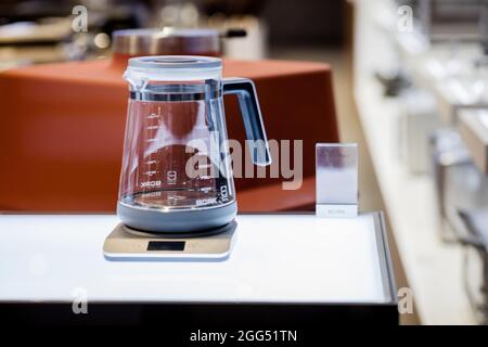 Minsk, Bélarus, août 2021 - les appareils professionnels de cuisine de porc sont présentés dans un magasin ferme. Boutique officielle de la maison Banque D'Images