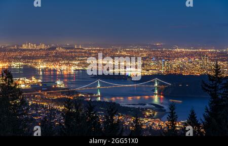 Panorama du centre-ville de Vancouver la nuit. Vue aérienne de la marina du port de Vancouver. Pont Lions Gate, Colombie-Britannique, Canada. Banque D'Images