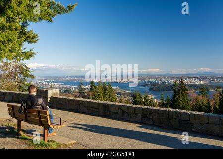 Les touristes se détendent dans le Cypress Mountain Vancouver Outlook. Vue panoramique sur le centre-ville de Vancouver et le port. Pont Lions Gate, C.-B., Canada. Banque D'Images