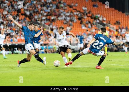 Valence, Espagne. 27 août 2021. Denis Cheryshev de Valencia CF, Ximo Navarro et Matt Miazga de Deportivo Alaves en action pendant le match de football espagnol de la Liga entre Valencia CF et Deportivo Alavus au stade Mestalla.final score; Valencia CF 3:0 Deportivo Alaves. (Photo de Xisco Navarro/SOPA Images/Sipa USA) crédit: SIPA USA/Alay Live News Banque D'Images