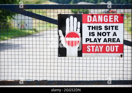 Danger, tenir à l'extérieur de l'affiche de sécurité sur le chantier de construction Banque D'Images