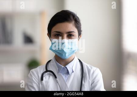 Portrait d'un spécialiste indien confiant en maladies infectieuses. Banque D'Images