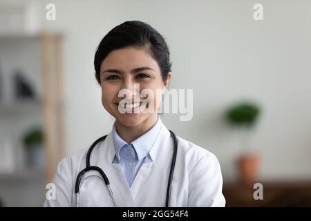 Portrait d'un jeune médecin généraliste indien souriant et confiant. Banque D'Images