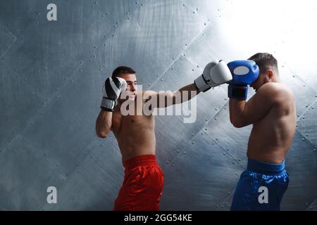 Deux boxeurs hommes combattant la boxe muay thai. Banque D'Images