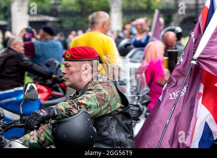 Un vétéran de la police militaire royale se joint à d'autres pour protester à Londres contre le traitement des anciens combattants par les gouvernements britanniques successifs Banque D'Images