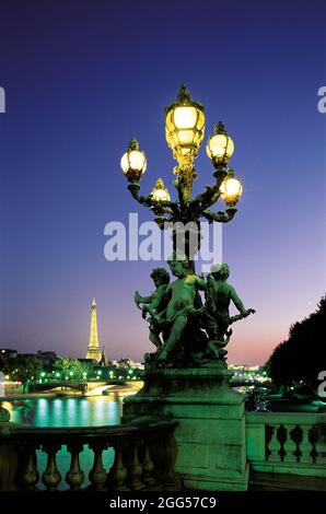 FRANCE. PARIS (75) 7E AR. LE PONT ALEXANDRE III ET LA TOUR EIFFEL EN ARRIÈRE-PLAN Banque D'Images