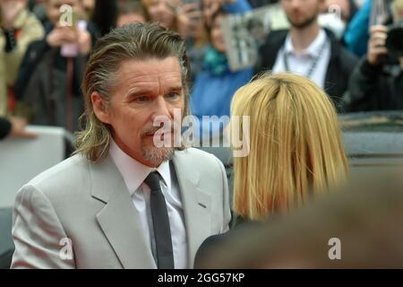 L'acteur, l'écrivain et le réalisateur américain Ethan Hawke salue les spectateurs lorsqu'ils arrivent sur le tapis rouge et présente le film désespoir et espoir au 55e Festival international du film de Karlovy Vary (KVIFF), le 27 août 2021, à Karlovy Vary, République tchèque. (CTK photo/Slavomir Kubes) Banque D'Images