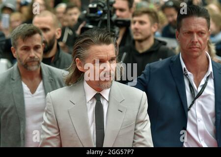 L'acteur, écrivain et réalisateur américain Ethan Hawke, au centre, accueille les spectateurs lorsqu'ils arrivent au tapis rouge et présente le film désespoir et espoir au 55e Festival international du film de Karlovy Vary (KVIFF), le 27 août 2021, à Karlovy Vary, en République tchèque. (CTK photo/Slavomir Kubes) Banque D'Images