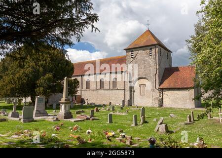 L'église normande de St Mary, au XIIe siècle, dans le bailey extérieur du château de Portchester, avec le cimetière environnant : Portchester, Hampshire, Royaume-Uni Banque D'Images