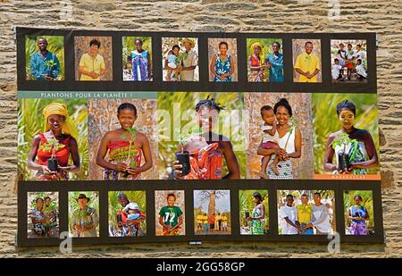 FRANCE. RÉGION BRETAGNE. MORBIHAN (56) VILLAGE DE LA GACILLY. EXPOSITION DE PHOTOS PAR PATRICK WALLET Banque D'Images