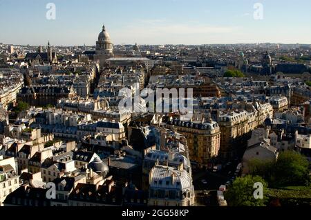 FRANCE. PARIS (75) LES TOITS DE LA CAPITALE VUS DEPUIS LE SOMMET DE NOTRE-DAME À L'OUEST ET LE PANTHÉON Banque D'Images