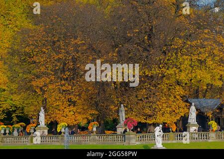 FRANCE. PARIS (75) 6E AR. ALIGNEMENT DE SCULPTURES EN PIERRE DANS LE JARDIN DU LUXEMBOURG Banque D'Images