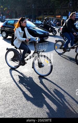 FRANCE. PARIS (75) 5E AR. CITOYENS À VÉLO AVEC LE VELIB' (SERVICE PUBLIC DE LOCATION DE VÉLOS) SUR LE BOULEVARD SAINT-MICHEL Banque D'Images