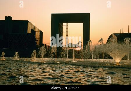 FRANCE. HAUTS-DE-SEINE (92) QUARTIER DE LA DÉFENSE. LA GRANDE ARCHE DE L'ARCHITECTE OTTO VON SPRECKELSEN Banque D'Images