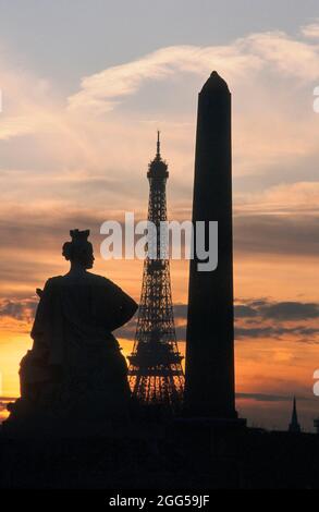 FRANCE. PARIS (75) 8TH ARR. PLACE DE LA CONCORDE. L'OBÉLISQUE ET LA TOUR EIFFEL Banque D'Images