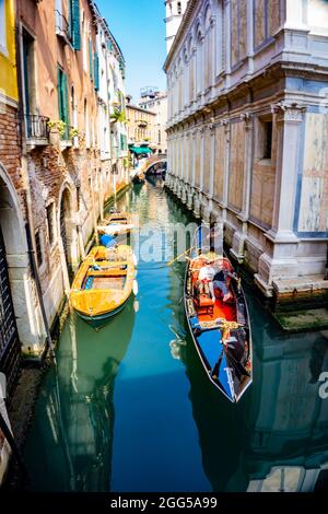 VENISE, ITALIE - 12 OCTOBRE 2019 : des personnes non identifiées prennent une balade sur une gondole vénitienne traditionnelle. Aux XVIIe et XVIIIe siècles, on l'a estimé Banque D'Images