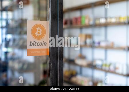 Crypto-monnaie virtuelle. Bitcoin accepté ici. Logo BTC Bitcoin accepter le paiement par crypto-monnaie. Concept d'argent numérique Banque D'Images