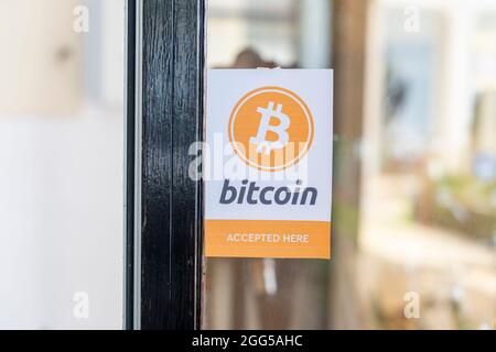 Crypto-monnaie virtuelle. Bitcoin accepté ici. Logo BTC Bitcoin accepter le paiement par crypto-monnaie. Concept d'argent numérique Banque D'Images