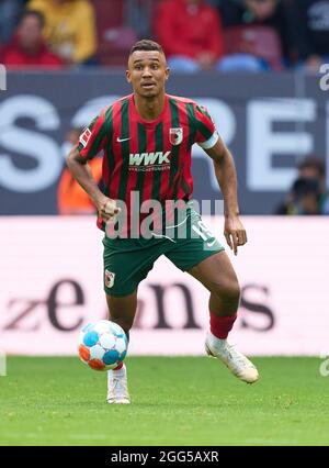 Felix UDUOKHAI, FCA 19 dans le match FC AUGSBOURG - BAYER 04 LEVERKUSEN 1-4 1.Ligue allemande de football le 28 août 2021 à Augsburg, Allemagne saison 2021/2022, match jour 3, 1.Bundesliga, 3.balise Spieltag. © Peter Schatz / Alamy Live News - LE RÈGLEMENT DFL INTERDIT TOUTE UTILISATION DE PHOTOGRAPHIES comme SÉQUENCES D'IMAGES et/ou QUASI-VIDÉO - Banque D'Images