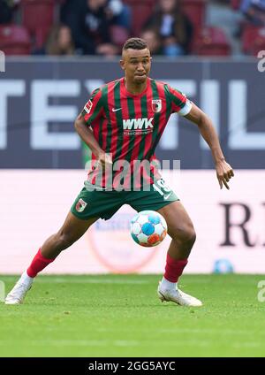 Felix UDUOKHAI, FCA 19 dans le match FC AUGSBOURG - BAYER 04 LEVERKUSEN 1-4 1.Ligue allemande de football le 28 août 2021 à Augsburg, Allemagne saison 2021/2022, match jour 3, 1.Bundesliga, 3.balise Spieltag. © Peter Schatz / Alamy Live News - LE RÈGLEMENT DFL INTERDIT TOUTE UTILISATION DE PHOTOGRAPHIES comme SÉQUENCES D'IMAGES et/ou QUASI-VIDÉO - Banque D'Images