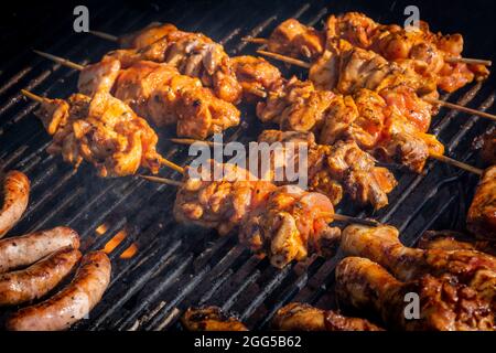 Poulet Kebabs cuisant sur un barbecue. Banque D'Images
