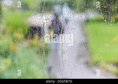 De l'eau de pluie sur le verre. Banque D'Images