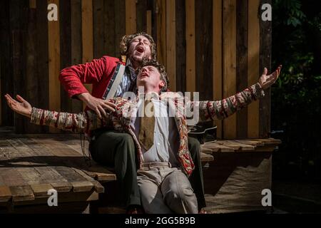 Les acteurs Jonty Peach et Ben Simon se produit à Romeo et Juliette. The Duke's Theatre Company à l'amphithéâtre Trebah Garden de Cornwall. Banque D'Images