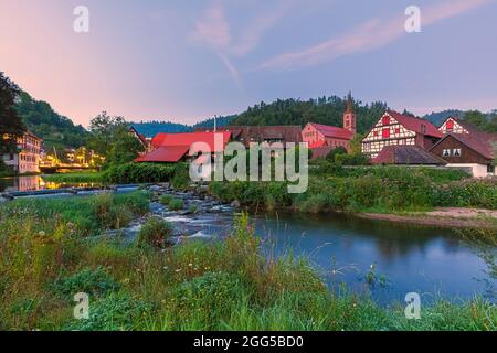 Un lever de soleil d'été avec les maisons à colombages à Schiltach, une ville dans le district de Rottweil, dans le Bade-Wurtemberg, en Allemagne. Il est situé dans le Banque D'Images