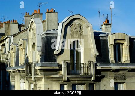 FRANCE. MARNE (51) REIMS. BÂTIMENT ART DÉCO SITUÉ 2-6, PLACE D'ERLON ET 26-30, RUE CONDORCET. BAS-RELIEFS PAR BERTON Banque D'Images