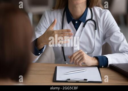 Gros plan jeune femme médecin consultant patient. Banque D'Images