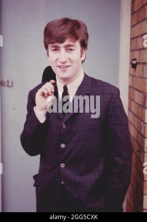 John Lennon à la maison de son cousin à Édimbourg, Écosse, 1964 Banque D'Images