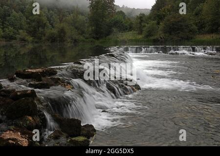 Cascades sur la rivière Dobra en Croatie Banque D'Images