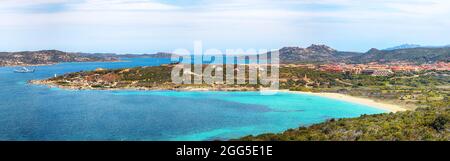 Vue imprenable sur la plage de la Sciumara à Palau. Paysage marin pittoresque de la mer Méditerranée. Lieu: Palaos, province d'Olbia-Tempio, Sardaigne, Italie, Banque D'Images