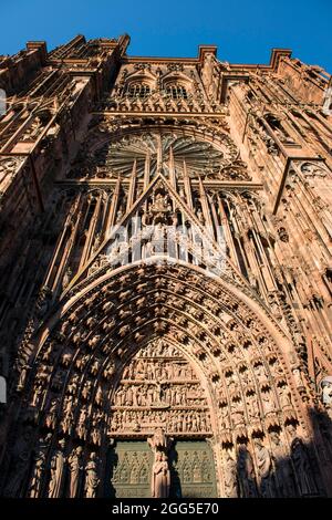 FRANCE. BAS-RHIN (67). STRASBOURG. CATHÉDRALE NOTRE-DAME. LE PORTAIL CENTRAL DE LA FAÇADE WESTERN Banque D'Images